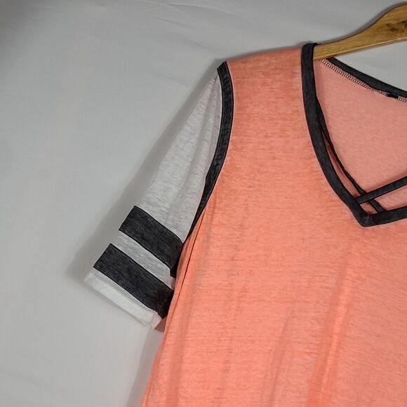 No Boundaries knotted varsity striped T-shirt - Picture 7 of 10